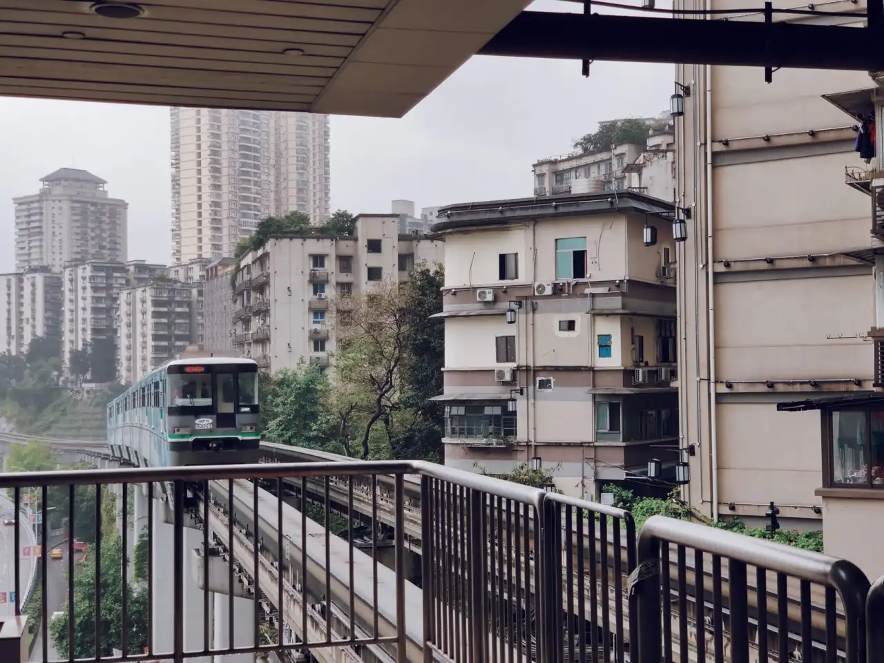 质感涂料与多彩涂料在外墙装饰中的性能对比及应用场景